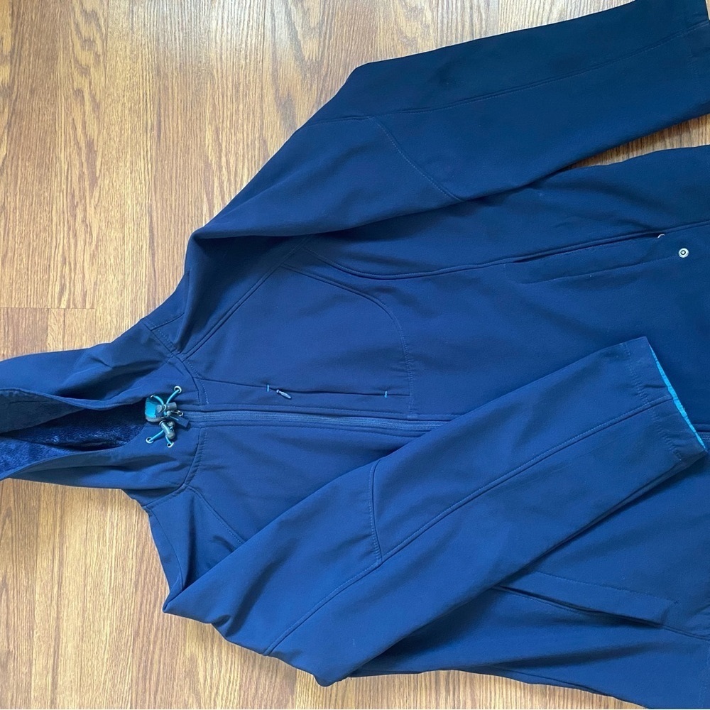Womens Bass hooded coat Lined interior. Water resist Outer 24" zipper front